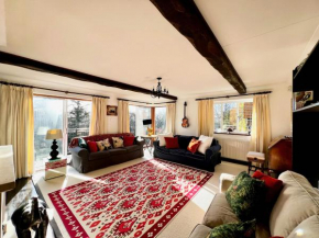 Hilltop walkers paradise with a view, sleeps 10